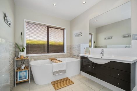 Photo of property in 39 Inverness Drive, Pyes Pa, Tauranga, 3112