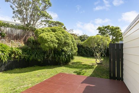 Photo of property in 5a Sunhaven Drive, Newlands, Wellington, 6037
