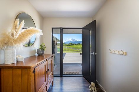 Photo of property in 917 Carrington Road, Hurworth, New Plymouth, 4371