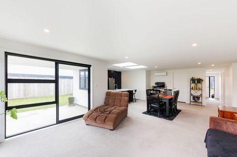 Photo of property in 3 Sardinia Grove, Fitzherbert, Palmerston North, 4410