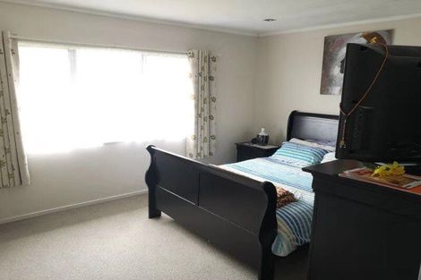 Photo of property in 93 Totaravale Drive, Totara Vale, Auckland, 0629