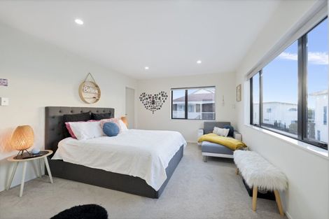 Photo of property in 5 Dhaka Lane, Ranui, Auckland, 0612