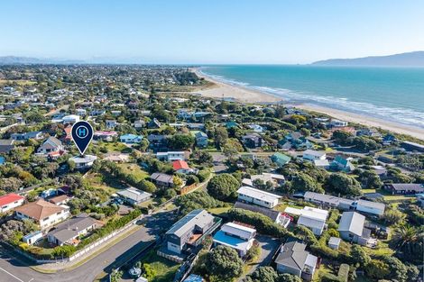 Photo of property in 9 Frances Street, Waikanae Beach, Waikanae, 5036