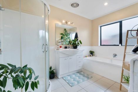 Photo of property in 15 Gardone Terrace, Conifer Grove, Takanini, 2112