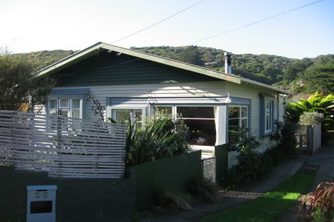 Photo of property in 250 Airlie Road, Plimmerton, Porirua, 5026