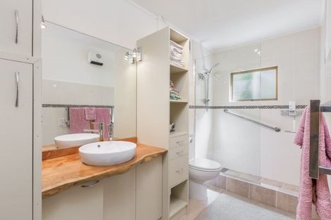 Photo of property in 1/8 Long Street, Torbay, Auckland, 0630