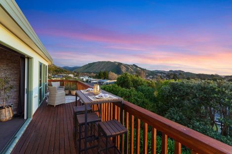 Photo of property in 56 Kakariki Grove, Waikanae, 5036