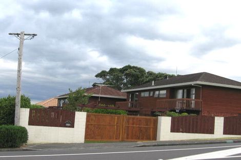 Photo of property in 2/1012 Beach Road, Torbay, Auckland, 0630