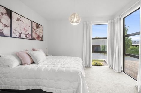 Photo of property in 8 Kapuka Lane, Wanaka, 9305