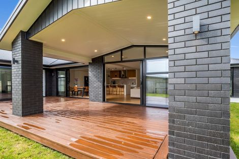 Photo of property in 27 Coutts Way, Fitzherbert, Palmerston North, 4410