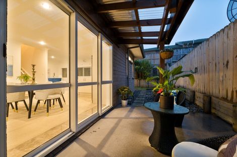 Photo of property in 16 Midhurst Avenue, Henderson, Auckland, 0612