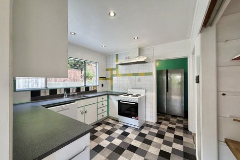 Photo of property in 33 Omega Street, Newlands, Wellington, 6037