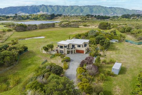 Photo of property in 114 Rutherford Drive, Waikanae Beach, Waikanae, 5036