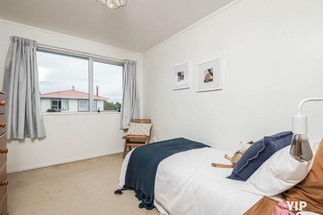 Photo of property in 18 Colchester Crescent, Newlands, Wellington, 6037
