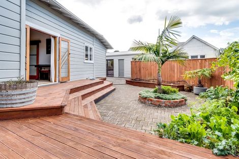 Photo of property in 10 Petane Road, Bay View, Napier, 4104