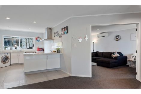 Photo of property in 2/272 Glamorgan Drive, Northcross, Auckland, 0630