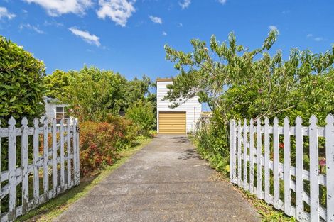 Photo of property in 8 Ross Street, Marton, 4710