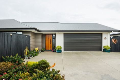 Photo of property in 71 Johnstone Drive, Fitzherbert, Palmerston North, 4410