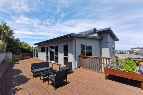 Photo of property in 41 Dress Circle, Newlands, Wellington, 6037