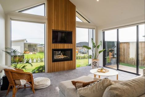 Photo of property in 6 Mahia Lane, Waikanae, 5036