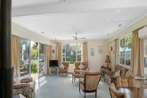 Photo of property in 18 Utauta Street, Waikanae, 5036