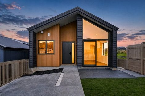Photo of property in 10 Harakeke Lane, Orewa, 0931