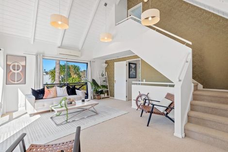 Photo of property in 2/31 Kiteroa Terrace, Rothesay Bay, Auckland, 0630