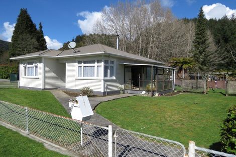 Photo of property in 3 Broadway, Reefton, 7830