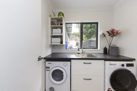 Photo of property in 4 Chestnut Close, Kelvin Grove, Palmerston North, 4414