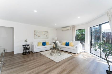 Photo of property in 17 Copplestone Place, New Lynn, Auckland, 0600