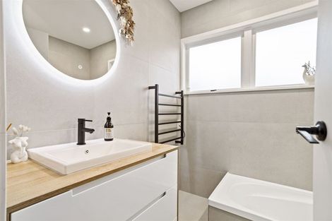 Photo of property in 6 Vina Place, Massey, Auckland, 0614