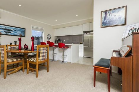 Photo of property in 18 Larmer Drive, Kumeu, 0810