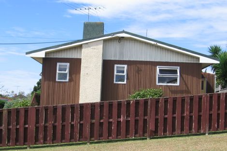 Photo of property in 1 Braemar Road, Rothesay Bay, Auckland, 0630