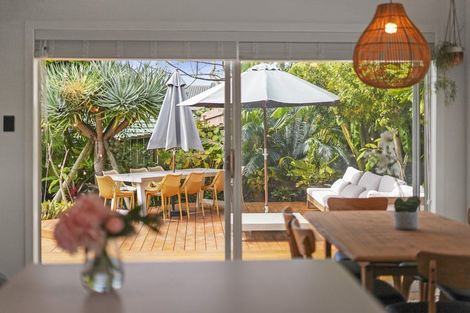 Photo of property in 1/26 Nor'east Drive, Northcross, Auckland, 0632