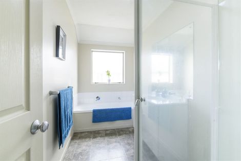 Photo of property in 8 Woodbank Drive, Glen Eden, Auckland, 0602