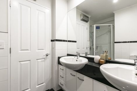 Photo of property in 7a/5 Kent Terrace, Mount Victoria, Wellington, 6011