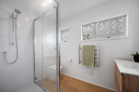 Photo of property in 2/131 Lynn Road, Bayview, Auckland, 0629