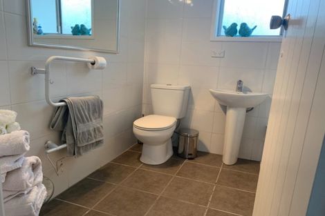 Photo of property in 18 Walton Street, Red Beach, 0932