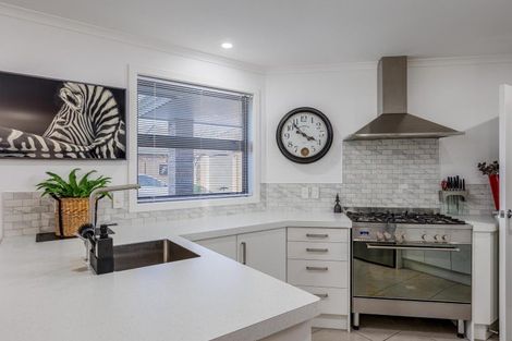 Photo of property in 18 Medallion Court, Kelvin Grove, Palmerston North, 4414