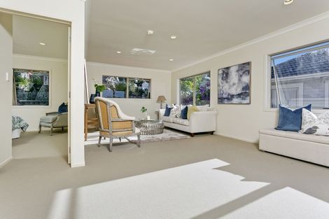 Photo of property in 2/11 Camelot Place, Glenfield, Auckland, 0629