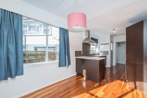 Photo of property in 27 Brooker Grove, Newlands, Wellington, 6037