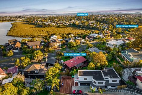 Photo of property in 124 West Harbour Drive, West Harbour, Auckland, 0618