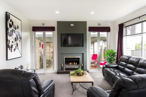 Photo of property in 49 Aberdeen Crescent, Wattle Downs, Auckland, 2103