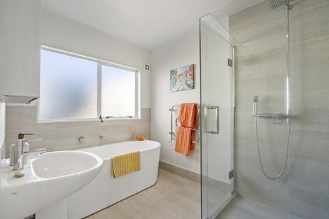 Photo of property in 1/23 Kiteroa Terrace, Rothesay Bay, Auckland, 0630