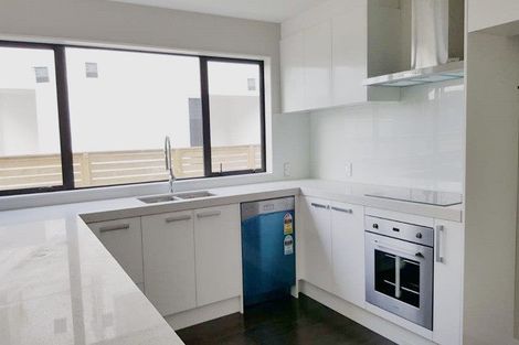 Photo of property in 16 Takutai Avenue, Bucklands Beach, Auckland, 2012