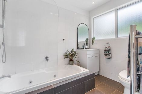 Photo of property in 1/12 Wanita Place, Totara Vale, Auckland, 0629