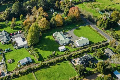 Photo of property in 88 Boord Crescent, Kumeu, 0891