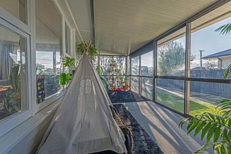 Photo of property in 8 Tenby Place, Avondale, Christchurch, 8061