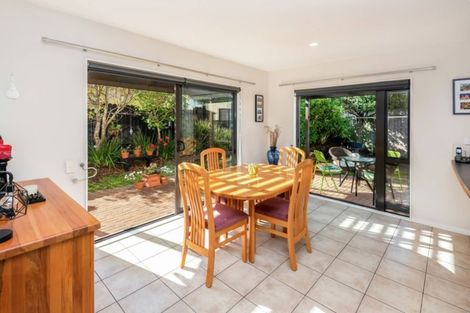 Photo of property in 11 Bunker Rise, Golflands, Auckland, 2013