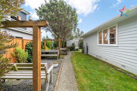 Photo of property in 46 Poto Road, Normandale, Lower Hutt, 5010